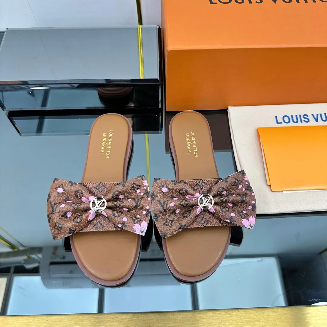 👟👟Ex-factory price 280👟👟 (available all year round) ❥V’s latest popular special material lock it series lock mop, super heavy industry launches! The golden lock on the toe is engraved with the LV letters logo 🔸Number of sizes 34-42) Welcome new and old customers to place orders in the picture above.